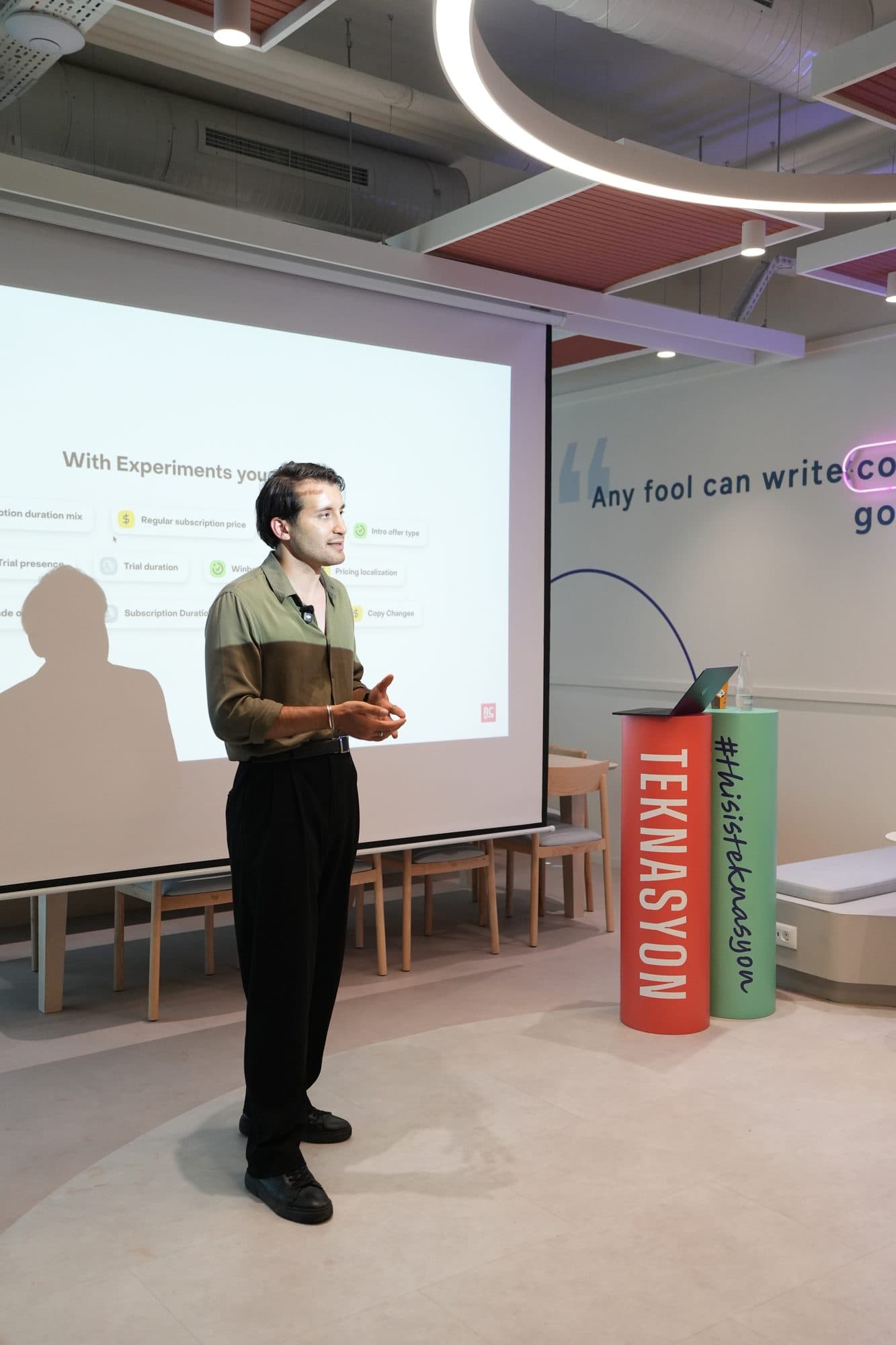 Tyler Blackford presenting RevenueCat's experiments tooling to a room of Turkish developers in Istanbul